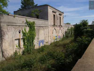 Si tratta di un�ex cartiera costituita da un edificio centrale a due piani ed altri pi� bassi che occupano un lungo tratto delimitato da mura. La pietra, di cui rimangono tracce di un rosa pastello, le finestre finemente incorniciate e aperte sul vuoto e i portali murati, sono ora ricoperti da graffiti e da una selvaggia vegetazione rampicante